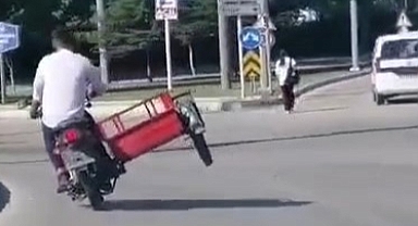 Sepetli motosikletin tehlikeli yolculuğu!