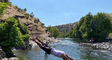 Sıcaktan bunalan gençler çareyi çayda buldu