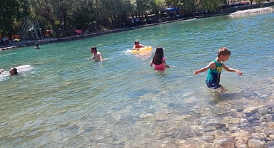 Sıcaktan bunalan kendini çaya attı