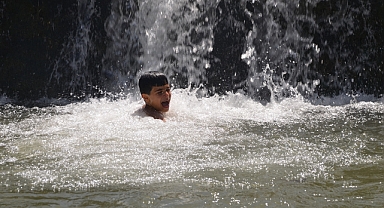 Sıcaktan bunalanlar soluğu derede aldı