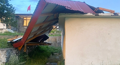 Şiddetli rüzgar binaların çatılarını uçurdu