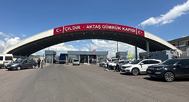 Sınır kapısında telefon kuyruğu