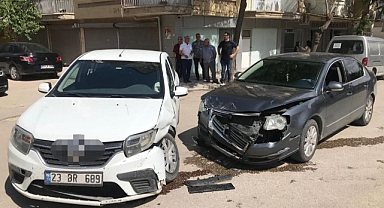 Sokak ortasında feci çarpışma: 4 yaralı!