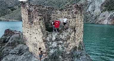 Sular altında kalan kaleye Türk bayrağı asıldı