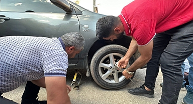 Tekerleğe sıkıştı, 2 saatlik çalışmayla kurtarıldı