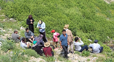 Temmuz sıcağında kar ile serinlediler