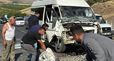 Tır ile minibüs çarpıştı 1 kişi yaralandı