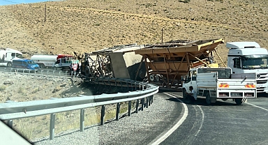 Tıra yüklü malzemeler devrildi: Yol ulaşıma kapandı