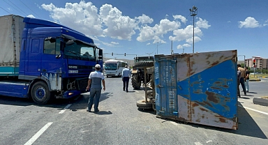 Traktör ile tır kafa kafaya çarpıştı