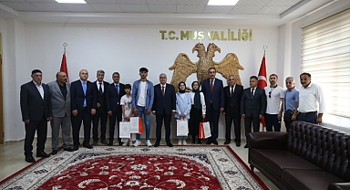 Vali, dereceye giren öğrencileri ödüllendirdi