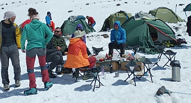 Yabancı turistler Ağrı Dağı zirvesinde