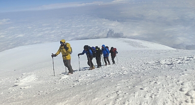 Yabancı turistler zirveye çıktı