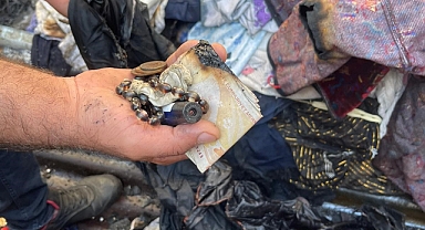 Yangın bir anda tüm evi sardı! Türk lirası ve dolarları yandı!