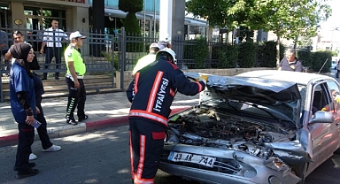 Yayaya yol vermek isterken kazaya neden oldu