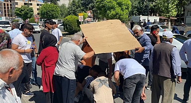 Yerde yatan yaralıya seferber oldular