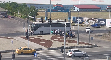 Yolcu otobüsü otomobille çarpıştı; 2 yaralı   