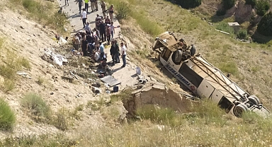 Yolcu otobüsü viyadükten düştü! Çok sayıda ölü ve yaralı var!