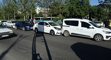 Zincirleme kazada 4 araç birbirine girdi   