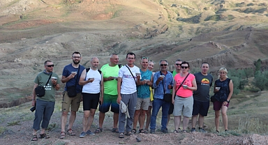 Zirveye tırmanan turistler, aşure yedi