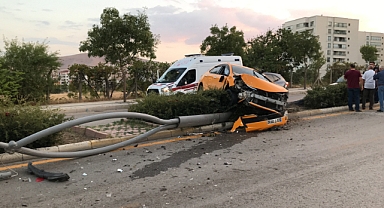 3 araca çarptı kaçtı, refüje çıkıp direği devirdi