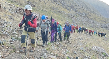 34 dağcıdan zirve tırmanışı