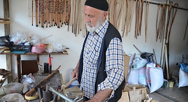 Ağaç dallarını sanat eserine dönüştürüyor