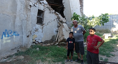 Ağır hasarlı bina korkutuyor