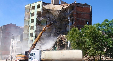 Ağır hasarlı binaların yıkımı devam ediyor
