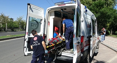 Aydınlatma direğine çarpan otomobil hurdaya döndü