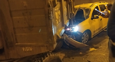 Aynı istikamete giden taksi ile traktör çarpıştı