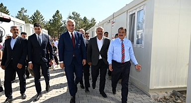 Bakan Ersoy'dan konteyner kente ziyaret