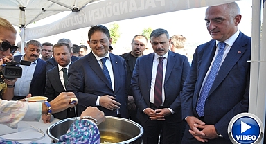 Bakan Ersoy yemeklerin tarihini dinledi, eşi demir Tatlısı yaptı