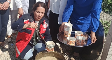 Bakan yardımcısından depremzedelere aşure
