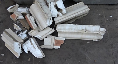 Binadan kopan beton parçaları aracın üzerine düştü