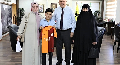 Biriktirdiği parayı deprem bölgesine gönderdi, Başkandan forma kazandı!