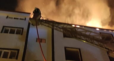 Boş binanın çatısında çıkan yangın korkuttu!