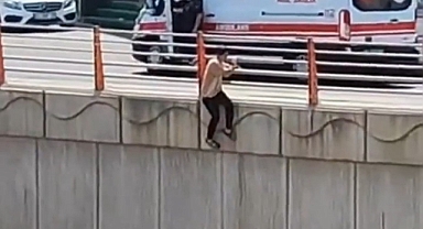 Bunalıma giren genç kendini köprüden attı