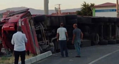 Büyükbaş hayvan taşıyan kamyon devrildi! Zaiyat büyük...