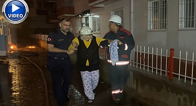 Çatıda korkutan yangın! Yaşlı kadını ekipler kurtardı!