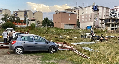 Çatılar uçtu, otomobiller hasar gördü