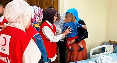 Çocuk hastalara hediyeler dağıttılar
