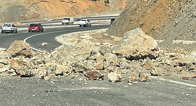 Dağdan kopan kayalar yola düştü! Bingöl - Erzurum karayolu trafiğe kapandı