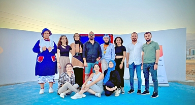 Depremzede çocuklar onlarla gülümsedi