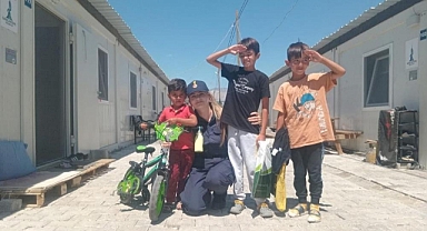 Depremzede çocuklara jandarma şefkati