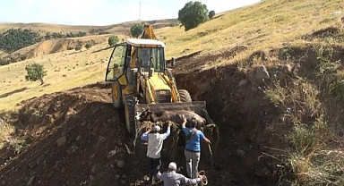 Dereye düşen inek saatler sonra kurtarıldı