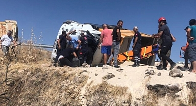 Devrilen kamyonun içerisinde sıkıştı