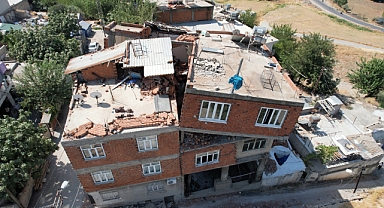 Ekseni kayan bina korkutuyor!