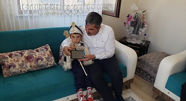 Enkazdan kurtarılan çocuğun kirvesi oldu