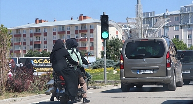 Erzurum'da 4 kişinin tehlikeli yolculuğu kamerada