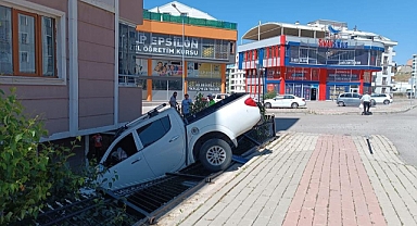 Erzurum'da araç evin bahçesine uçtu